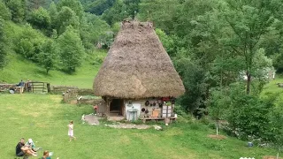 UN UNIVERS UITAT IN TIMP, SATUL CHEIA