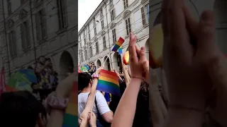 Entire pride crowd sings Bohemian Rhapsody out loud (Torino Pride 2019)