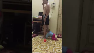 Cú vịn đứng làm suýt tụt quần papa :)))