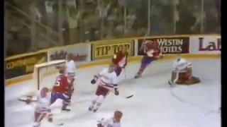 Rick Middleton scores vs. the USSR in the 1984 Canada Cup