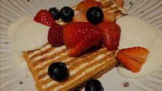 ГОТОВИМ КРАСИВО, МЕДОВИК СО СВЕЖИМИ ЯГОДАМИ | HONEY CAKE MEDOVIK WITH FRESH BERRIES! 蜜糖蛋糕 新鲜野果馅 🍓