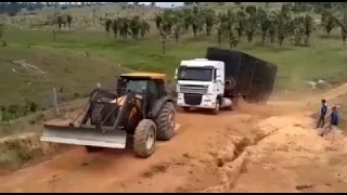 Trator valtra puxando carreta DAF boiadeira