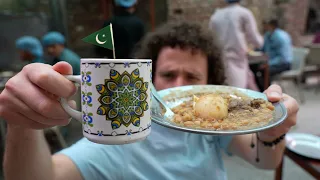 Tasting street food in PAKISTAN 🇵🇰🐓