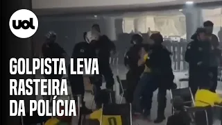 Policial dá rasteira em golpista e leva bronca de superior durante ataque em Brasília; vídeo mostra