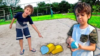 Caça Tesouros de Brinquedo no Parquinho de Areia Infantil - Paulinho e Toquinho