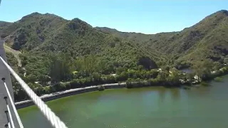 Las increíbles imágenes que regala el puente sobre el lago San Roque