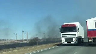 Вдоль саратовской объездной дороги горит трава