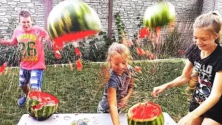 Арбуз ЧЕЛЛЕНДЖ Дети играют в игру Мальчики Против Девочек Giant Watermelon Challange for children