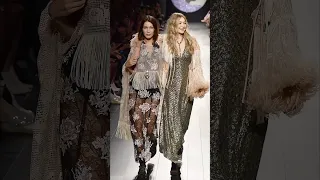 Gigi Hadid lost her shoe while walking on the runway, and Bella helped her. ✨@annasui #gigihadid