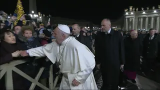 Папа Римский во время новогоднего общения с верующими ударил женщину по рукам
