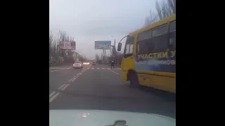 ВОДИТЕЛЬ СПАС ПЕШЕХОДА, КОТОРОГО ЧУТЬ НЕ СБИЛА МАШИНА / Bus Driver saved a WALKER