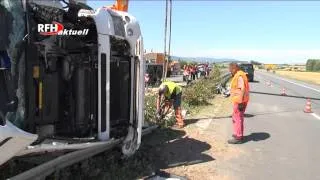 LKW kippt auf B6n 1200 Kisten Bier landen auf dem Asphalt by RFH