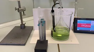 Experiment: Was macht eine Säure zur Säure? [Reaktion von Chlorwasserstoff mit Wasser]