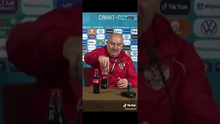 L'entraîneur de la Russie décide de reproduire l'inverse de Cristiano Ronaldo pour le Coca Cola.