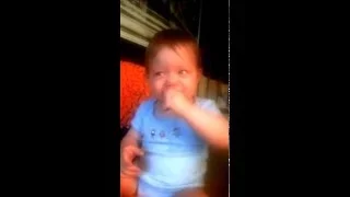 Малыш ест лимон. Baby eating lemon 2015