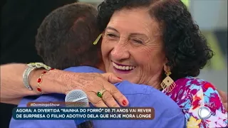 “Rainha do Forró” de 71 anos reencontra filho adotivo e irmão que não via há 48 anos