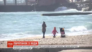 В Одесі ураганний вітер жбурнув з пірсу в море візок з дитиною