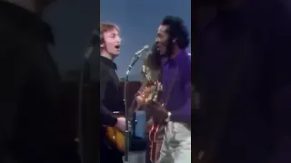 Chuck Berry & John Lennon Perform “Johnny B. Goode” (Live in 1972)