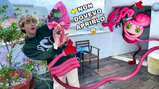 MAI APRIRE L’UOVO DI PASQUA DI MOMMY LONG LEGS! È USCITA DALL’UOVO!! *aiuto*