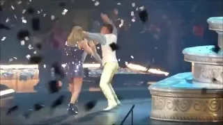 Taylor swift farting on stage