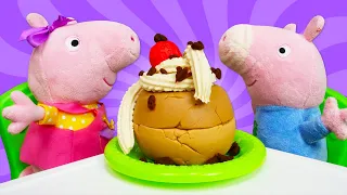 Cocinando un pastel con Peppa Pig y George. Cuento infantil con peluche de Peppa Pig