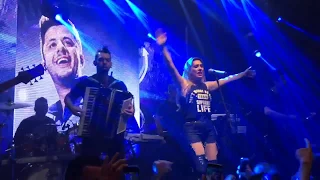 Naiara Azevedo chora no palco após homenagem a Cristiano Araújo e Allana Moraes (Ao Vivo)