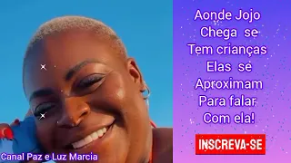 Jojo todynho aonde chega que tem crianças elas se aproximam logo para falar com ela!