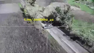 Удар по танку Ланцетом  Drone kamikaze Lancet strikes a Ukrainian tank