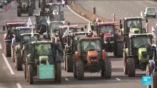 French farmers block highways to step up pressure on government • FRANCE 24 English