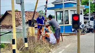RUSAK?, Proses Perbaikan Palang Pintu KA yang patah di perlintasan KA Krapyak Karangantu Banten