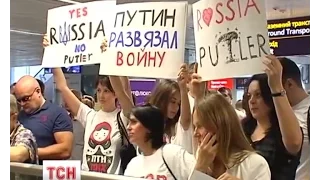 Активісти зустрічали рейси з Москви з плакатами "Путін терорист"