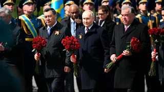 Владимир Путин и лидеры 9 государств возложили венок к Могиле Неизвестного Солдата