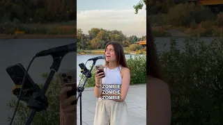 Викрала мікрофон у музикантів на набережній, щоб заспівати ZOMBIE. Ця пісня асоціюється з Україною.