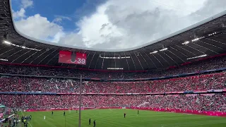 FC Bayern München - VfB Stuttgart 2022/23 // Südkurve / Mannschaftsaufstellung