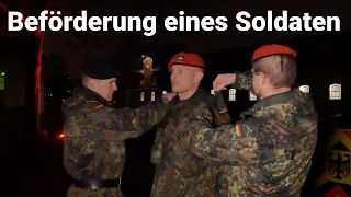 Stilvolle Beförderung eines Soldaten: Die USH der Bundeswehr ernennt Spieß zum Stabsfeldwebel
