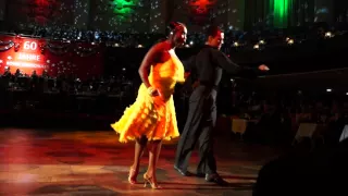 Motsi Mabuse tanzt Samba auf der Bothe-Weihnachtsgala 2014!