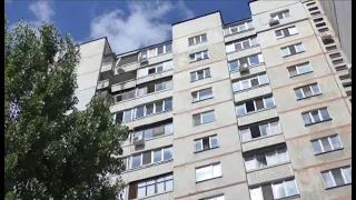 Мужчина, которого уговорили не прыгать с балкона, встретил полицейских с топором - 01.09.2021