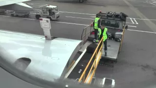 vykládka na letisku London Luton Airport, Luton airport baggage handler