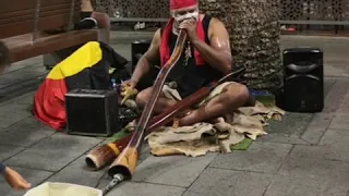 Street Performer plays Didgeridoo