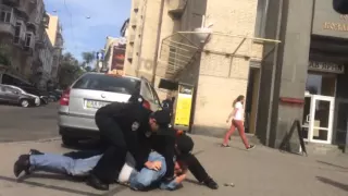 Киевская полиция задержание хама в центре.  СТОПХАМ  New Ukrainian police vs the taxi driver cad