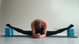 MIDDLE SPLIT STRETCHES