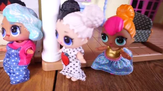 BARBIE & Ken Bring Their Newborn Baby Home To Meet LOL SURPRISE DOLLS And CUTIE Runs Away!