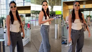 Pooja Hegde Blue Jeans and White T-Shirt Black Goggles Spotted At Airport😍😘❤️
