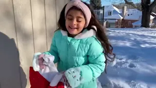 Deema y Sally aprenden a compartir juguetes con otros niños
