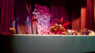 Поёт Надежда Меньших и танцует Мария Степанова