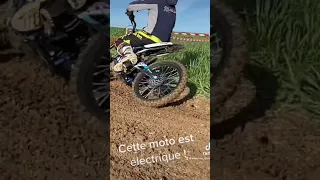 Cette moto est électrique ! Une surron complètement préparée chez dafy Merlimon !