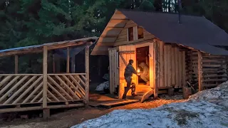 Live in an offline log cabin off grid. An autonomous set of water from improvised means!