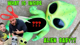 WHATS INSIDE the ALIEN BABY? CUTTING OPEN an Alien 👽