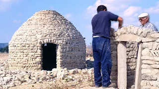 Hand-built shed with uncut stones to monitor the vineyards. This is its traditional construction