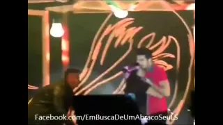 Luan Santana tem palco invadido por fã. ...